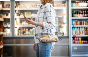 ep mujer comprando alimentos en una tienda