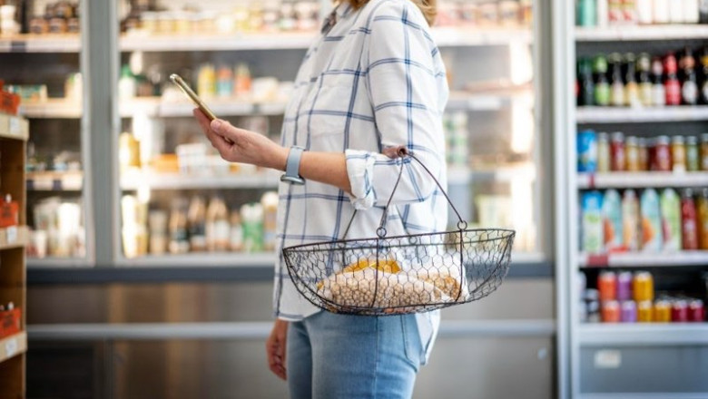 Mujer comprando alimentos en una tienda | ENDERED ep mujer comprando alimentos en una tienda