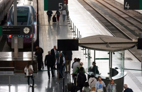 ep numerosas personas esperan en la estacion de trenes de maria zambrano el dia despues del apagon