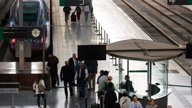 ep numerosas personas esperan en la estacion de trenes de maria zambrano el dia despues del apagon ep numerosas personas esperan en la estacion de trenes de maria zambrano el dia despues del apagon