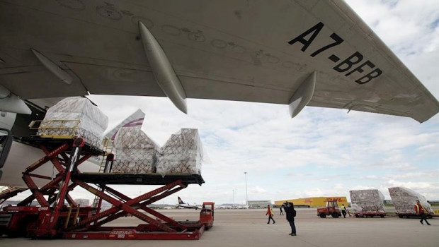 ep primer avion que aterriza en madrid de los dos que traeran material adquirido en china por la