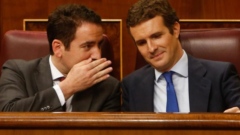 El secretario del PP, Teodoro García Egea, habla con el presidente del partido, Pablo Casado, tras su intervención en la primera sesión del debate de investidura a la Presidencia del Gobierno en el Congreso de los Diputados. | Ricardo Rubio - Europa Press ep secretariopp teodoro garcia egea hablapresidentepartido pablo casado trasintervencionla primera sesiondebateinvestidurala presidenciagobiernocongresolos diputados