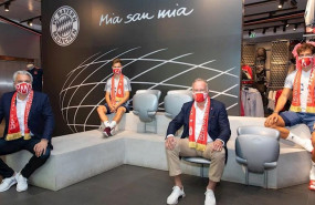 ep tienda oficial del bayern durante la presentacion de las mascarillas