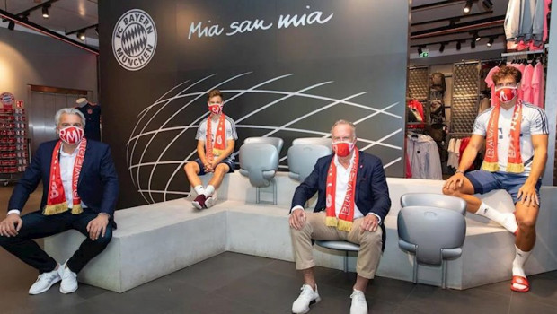 ep tienda oficial del bayern durante la presentacion de las mascarillas