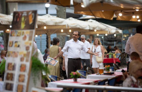 ep un camarero atiende en las ramblas en barcelona