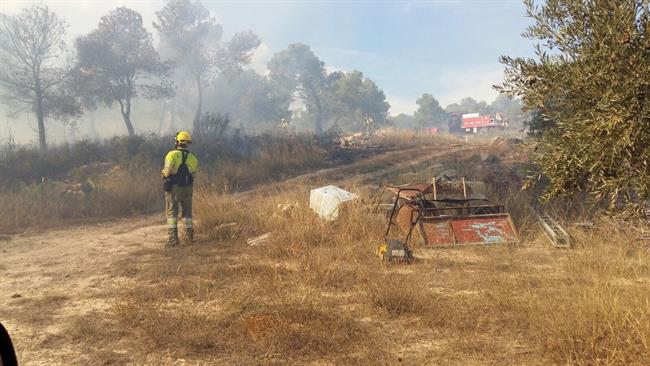 Un efectivo de Bomberos en las tareas de extinción | CEDIDA ep un efectivobomberoslas tareasextincion
