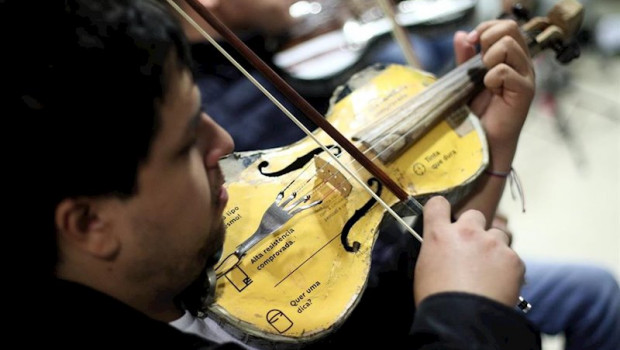 ep un joven de la orquesta de instrumentos reciclados de cateura toca el violin durante un ensayo en