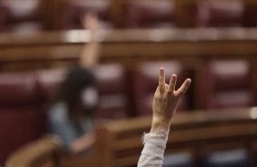 ep un miembro del hemiciclo vota durante una sesion plenaria en el congreso