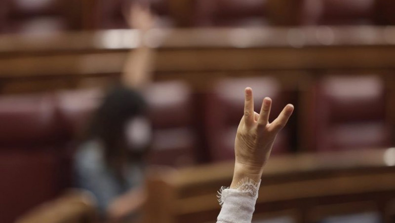 ep un miembro del hemiciclo vota durante una sesion plenaria en el congreso