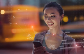 ep una mujer mirando su telefono movil