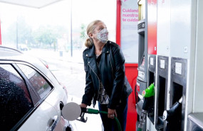ep una mujer pone gasolina a su vehiculo en una gasolinera a 17 de junio en madrid espana el coste