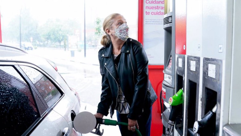 ep una mujer pone gasolina a su vehiculo en una gasolinera a 17 de junio en madrid espana el coste ep una mujer pone gasolina a su vehiculo en una gasolinera a 17 de junio en madrid espana el coste
