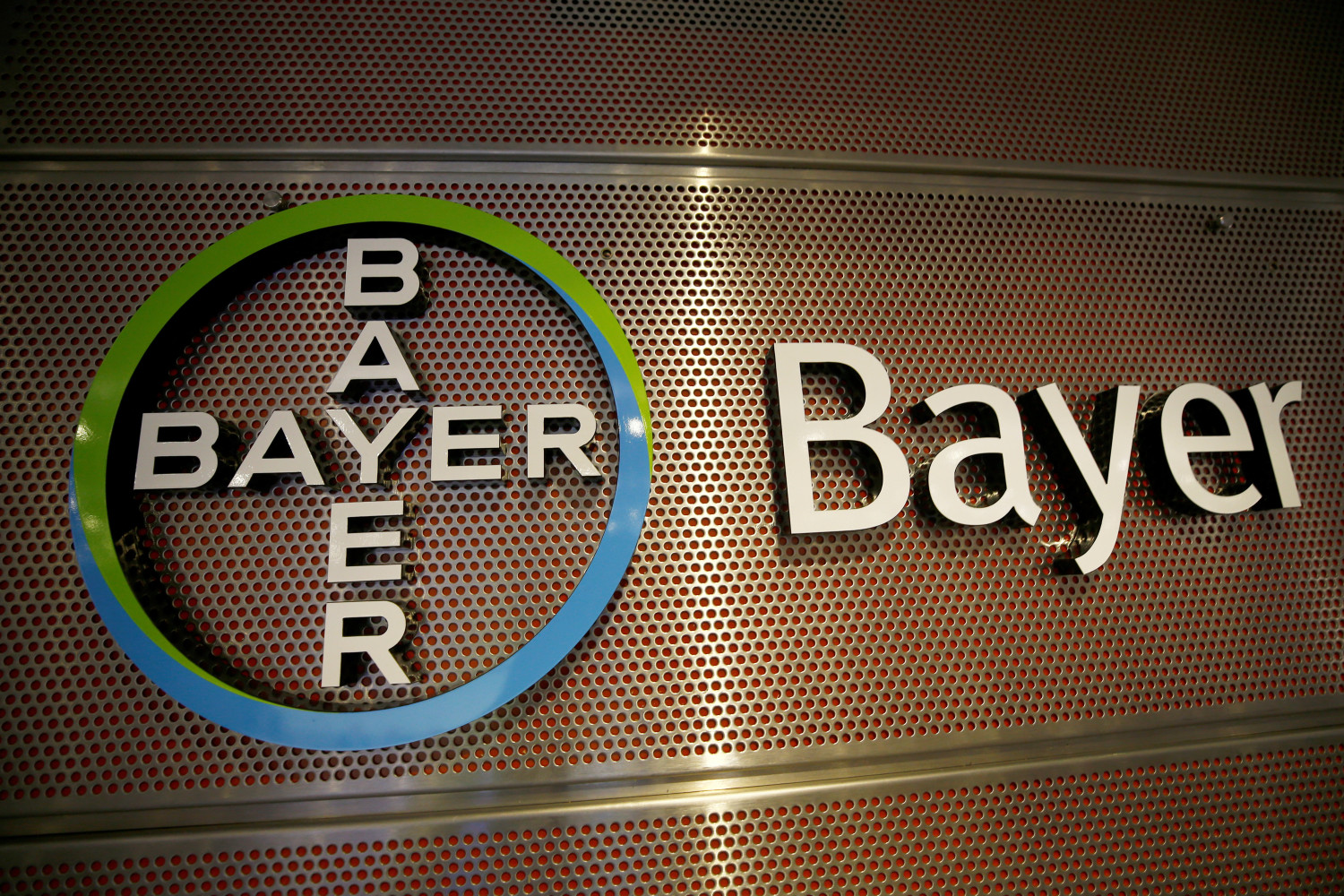 Bayer pierde 2.900 millones en 2023 y no dividirá la empresa... por el momento