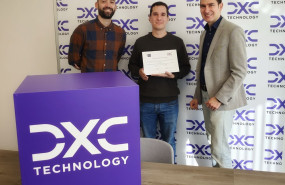 marcos baleato ganador del tfm con el diploma acreditativo acompaado por su tutor pablo lombao de finsa izq y el representante de dxc adolfo sanz1