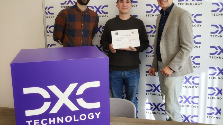 marcos baleato ganador del tfm con el diploma acreditativo acompaado por su tutor pablo lombao de finsa izq y el representante de dxc adolfo sanz1