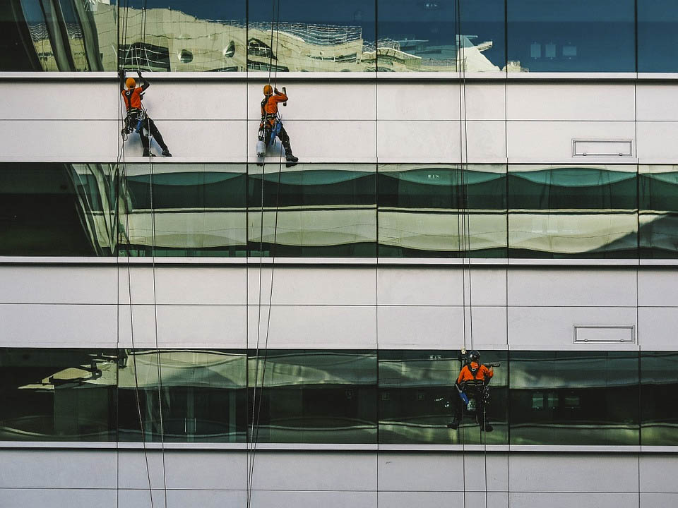 Pixabay trabajadores-colgados-pared-edificio