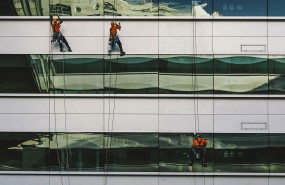 trabajadores-colgados-pared-edificio