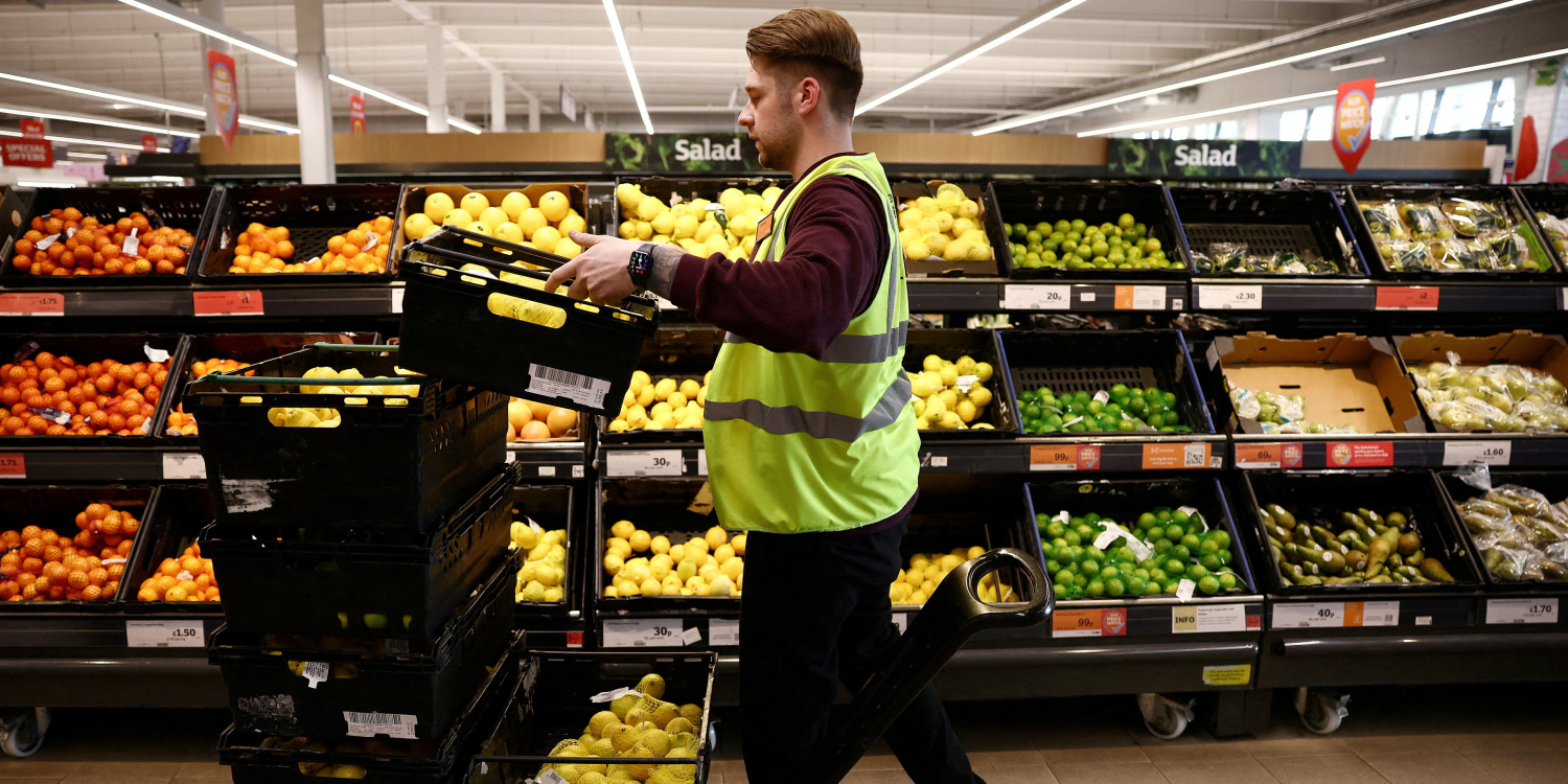 un employe range des produits dans un supermarche sainsbury s a richmond dans l ouest de londres 