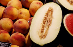 ep archivo   melocotones sandias y melones en un mercado