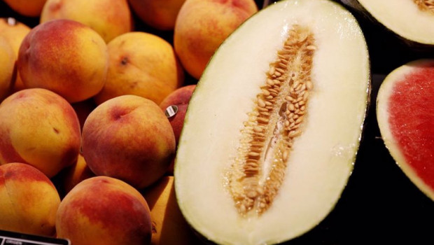 ep archivo   melocotones sandias y melones en un mercado