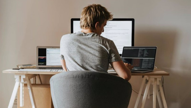 ep archivo trabajador en una plataforma digital ep archivo trabajador en una plataforma digital