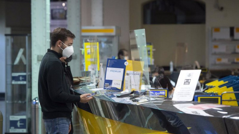 Archivo - Un cliente es atendiendo en la Oficina de Correos de Cibeles, en Madrid | Alberto Ortega - Europa Press - Archivo ep archivo un cliente es atendiendo en la oficina de correos de cibeles en madrid