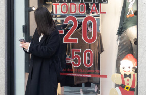 ep archivo   un escaparate avisando de descuentos durante el black friday