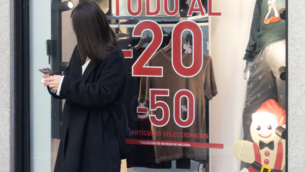 ep archivo   un escaparate avisando de descuentos durante el black friday