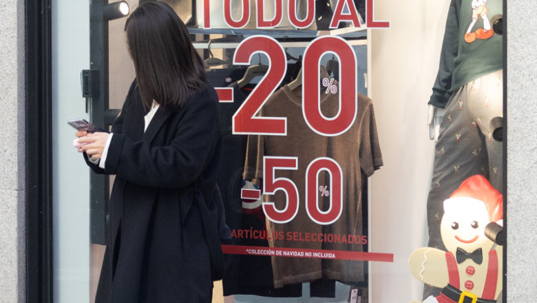 Archivo - Un escaparate avisando de descuentos durante el 'Black Friday' | Eduardo Parra - Europa Press - Archivo ep archivo un escaparate avisando de descuentos durante el black friday