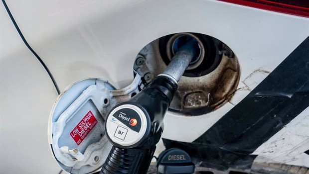 ep archivo   un manguera de diesel reposta combustible en un vehiculo en una gasolinera a 2 de