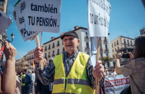 ep archivo   un manifestante con pancartas durante la manifestacion contra las reformas de pensiones