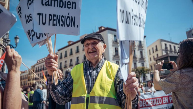 ep archivo   un manifestante con pancartas durante la manifestacion contra las reformas de pensiones