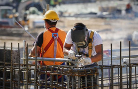 ep archivo   un soldador y un operario trabajando en una obra