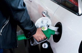 ep archivo   una mujer pone gasolina a su vehiculo