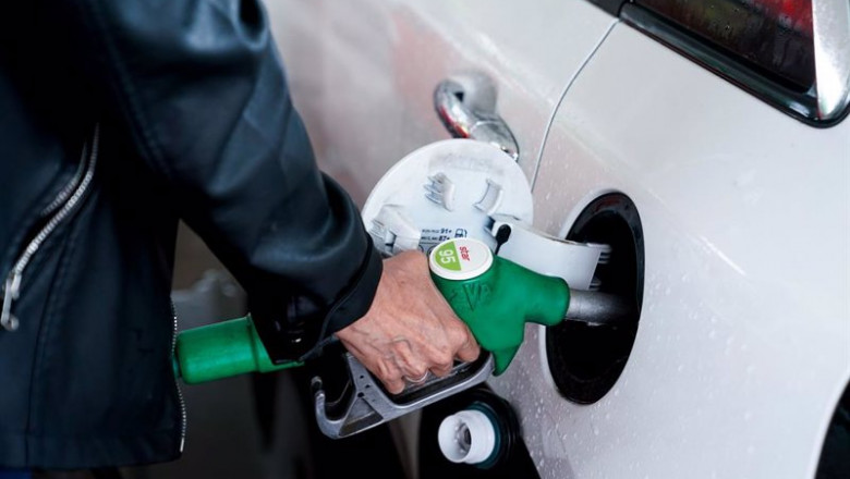 ep archivo una mujer pone gasolina a su vehiculo ep archivo una mujer pone gasolina a su vehiculo