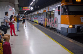 ep archivo   viajeros esperan la llegada de un tren en uno de los andenes de la estacion de sants