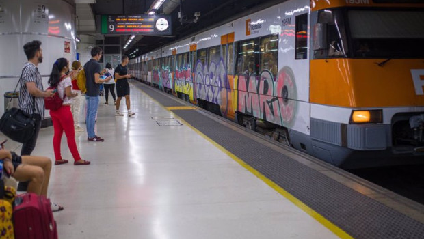 ep archivo   viajeros esperan la llegada de un tren en uno de los andenes de la estacion de sants