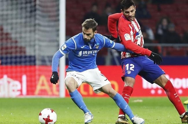 Augusto Fernández ante un jugador del Lleida en Copa | LALIGA ep augusto fernandezun jugadorlleidacopa