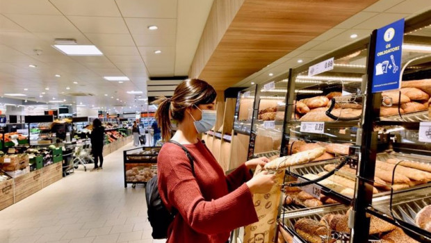 ep cliente comprando pan en un supermercado de lidl