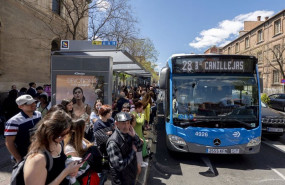 ep colas para esperar un autobus tras el apagon electrico a 28 de abril de 2025 en madrid espana