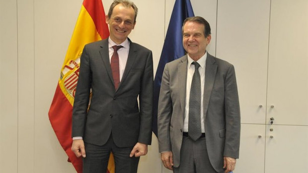 ep el ministro de ciencia e innovacion pedro duque y el presidente de la femp abel caballero