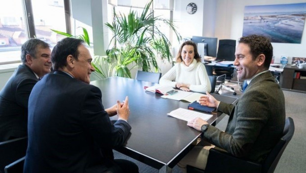 ep el secretario general del pp teodoro garcia egea a la derecha junto al presidente de la