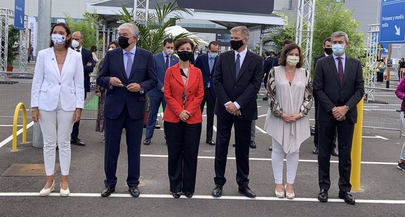 La ministra de Industria, Comercio y Turismo de España, Reyes Maroto, junto a otras autorizadas en un acto en Amazon, en Illescas (Toledo). | EUROPA PRESS ep la ministra de industria comercio y turismo de espana reyes maroto junto a otras autorizadas en