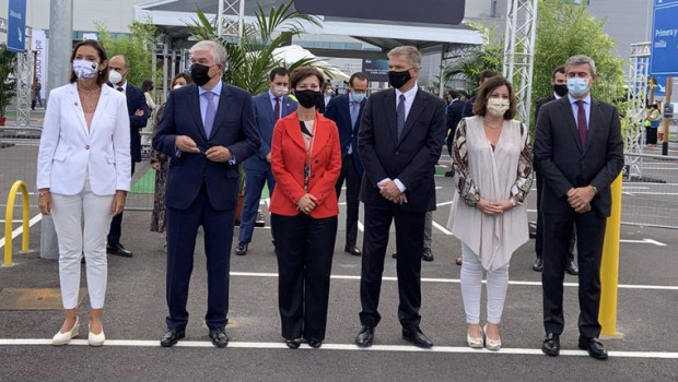 ep la ministra de industria comercio y turismo de espana reyes maroto junto a otras autorizadas en