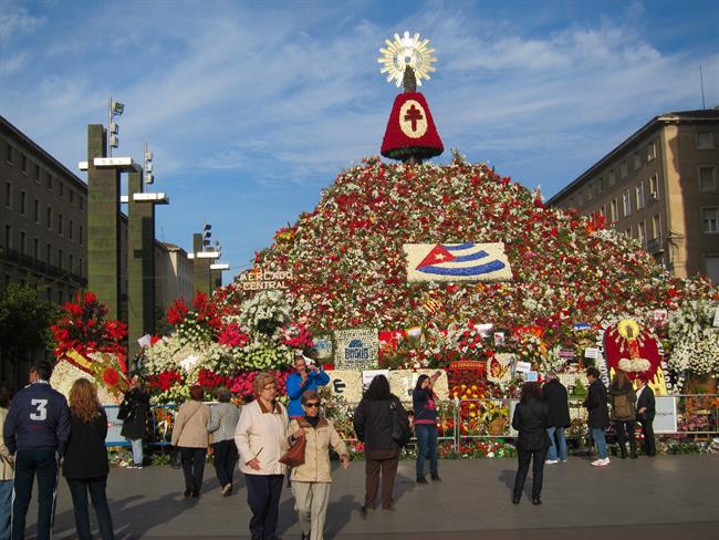 La Virgen del Pilar cubierta de flores | EUROPA PRESS ep la virgenpilar cubiertaflores