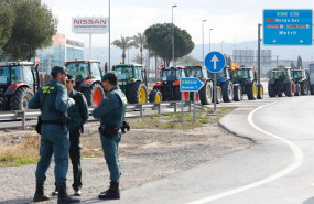 ep manifestacion de agricultores con tractores a su entrada en granada