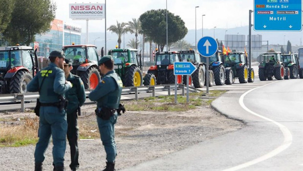 ep manifestacion de agricultores con tractores a su entrada en granada