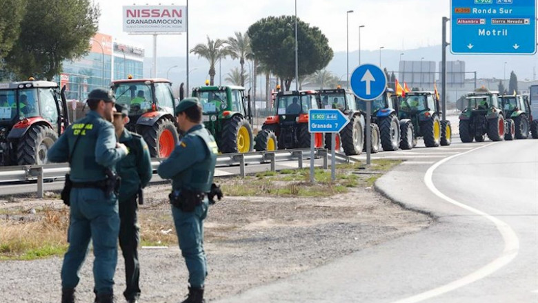 ep manifestacion de agricultores con tractores a su entrada en granada