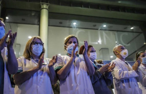 ep medicos y enfermeras del hospital clinic de barcelona salen a recibir los aplausos del publico el