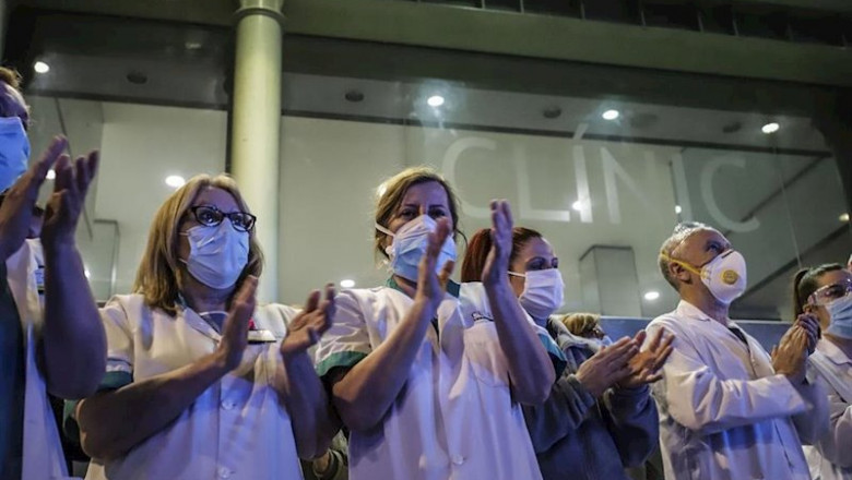 Médicos y enfermeras del Hospital Clínic de Barcelona salen a recibir los aplausos del público, el 27 de marzo | Gian Marco Benedetto ep medicos y enfermeras del hospital clinic de barcelona salen a recibir los aplausos del publico el